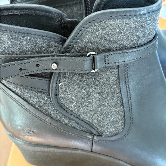 EUC UGG EMALIE Black Leather Wedge Boots SZ 9 - Picture 13 of 16